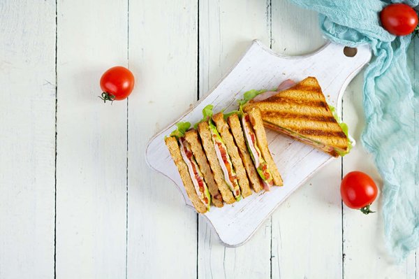 Comment choisir un grill panini pour des sandwichs chauds et croustillants